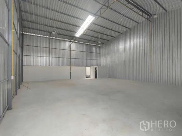 คลังสินค้า ให้เช่าในKhlong Toei, Bangkok - ฮอลล์โกดังโปร่ง เพดานทรัสสูง ไฟไฮเบย์ และพื้นคอนกรีตเรียบ