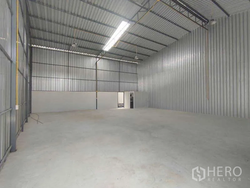 คลังสินค้า ให้เช่าในKhlong Toei, Bangkok - ฮอลล์โกดังโปร่ง เพดานทรัสสูง ไฟไฮเบย์ และพื้นคอนกรีตเรียบ