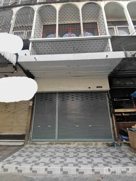 店屋 出租在Wang Thonglang, Bangkok - 曼谷商住楼正立面，带阳台与双卷闸门。