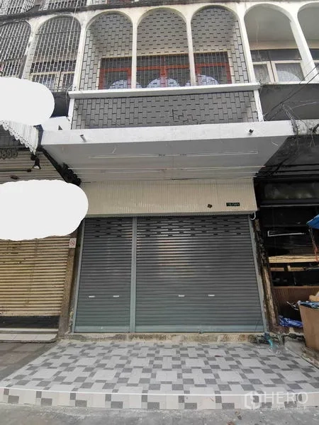店屋 出租在Wang Thonglang, Bangkok - 曼谷商住楼正立面，带阳台与双卷闸门。