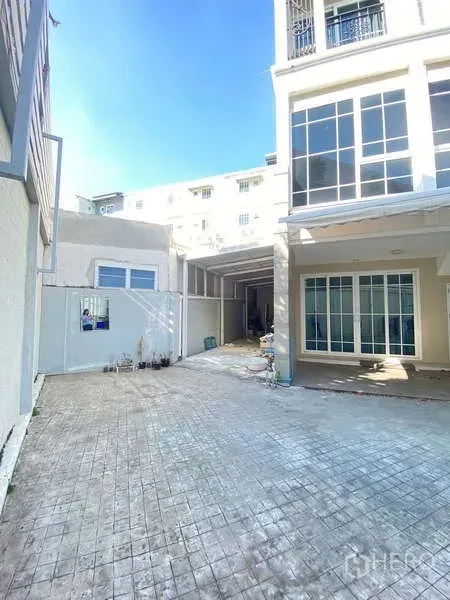 带办公室的家 出租或出售 - 宽敞的前院与有顶车棚，可容纳多辆车停放。