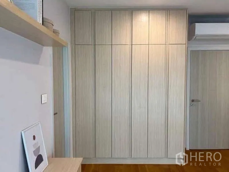 ทาวน์เฮาส์ ให้เช่าหรือขายในSaphan Sung, Bangkok - บานตู้เสื้อผ้าสูงจรดเพดานปิดอยู่ ข้างเครื่องปรับอากาศและประตูโทนอ่อน