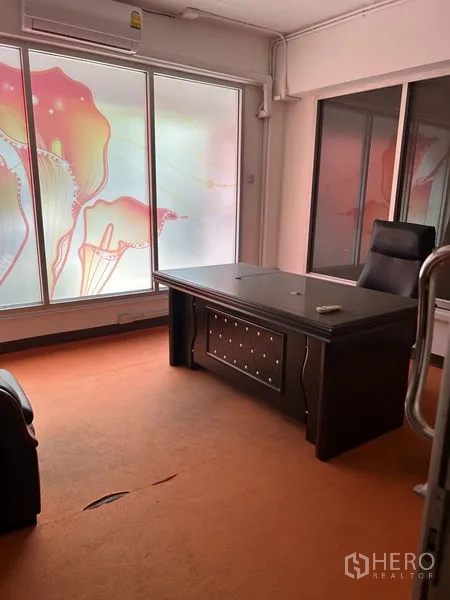 พื้นที่ขายปลีก ให้เช่าในWang Thonglang, Bangkok - ห้องทำงานพร้อมโต๊ะ เก้าอี้ และกระจกฝ้าลวดลาย พร้อมเครื่องปรับอากาศ