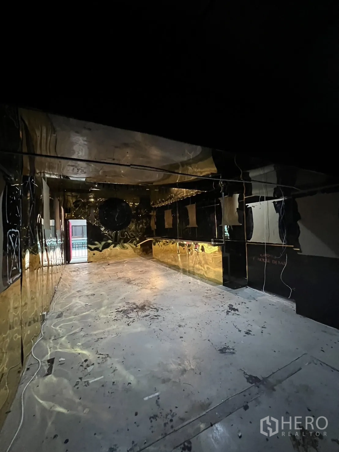 อาคารพาณิชย์ ให้เช่าในHuai Khwang, Bangkok - ฮอลล์โล่งพร้อมผนังสีทองสะท้อน พื้นคอนกรีต และประตูออกทางระเบียงทางเดิน