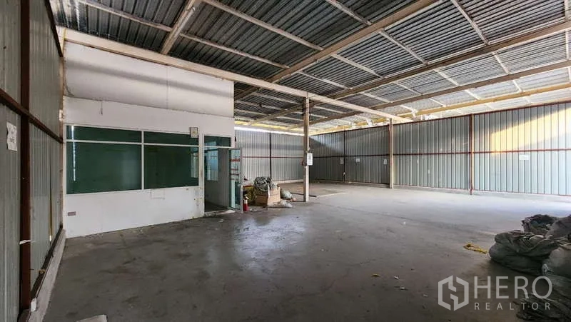 货栈 出租在Bang Khen, Bangkok - 仓库内宽敞开放空间，旁为玻璃隔断的内部办公室。