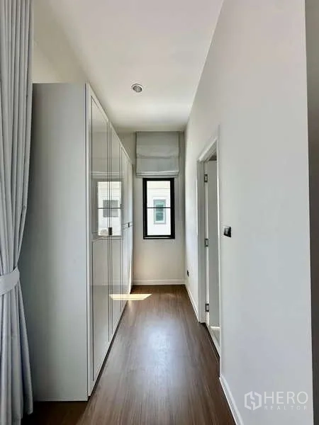 独立式住宅 出租在Bang Phli, Samut Prakan - 走廊内置衣柜与高窗，自然采光通透。