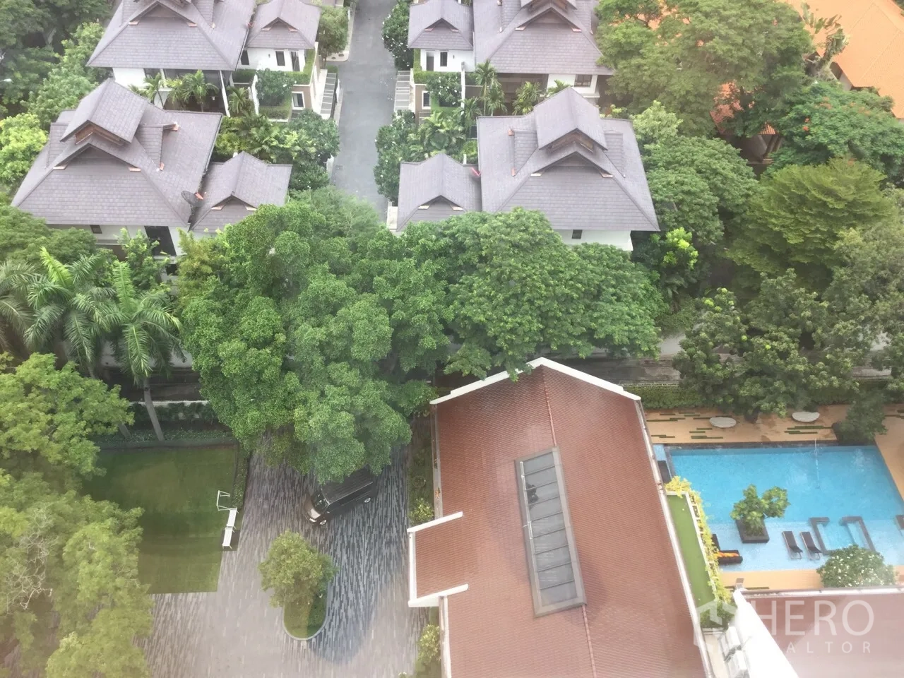 คอนโด ให้เช่าในKhlong Toei, Bangkok - วิวชั้นสูง เห็นสวนภูมิทัศน์ สระว่ายน้ำ และบ้านพักเตี้ยภายในโครงการ