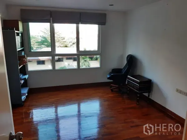 คอนโด ขายในWatthana, Bangkok - ห้องกว้างพื้นไม้เงา หน้าต่างเต็มบาน พร้อมชั้นวางของและเก้าอี้ทำงาน