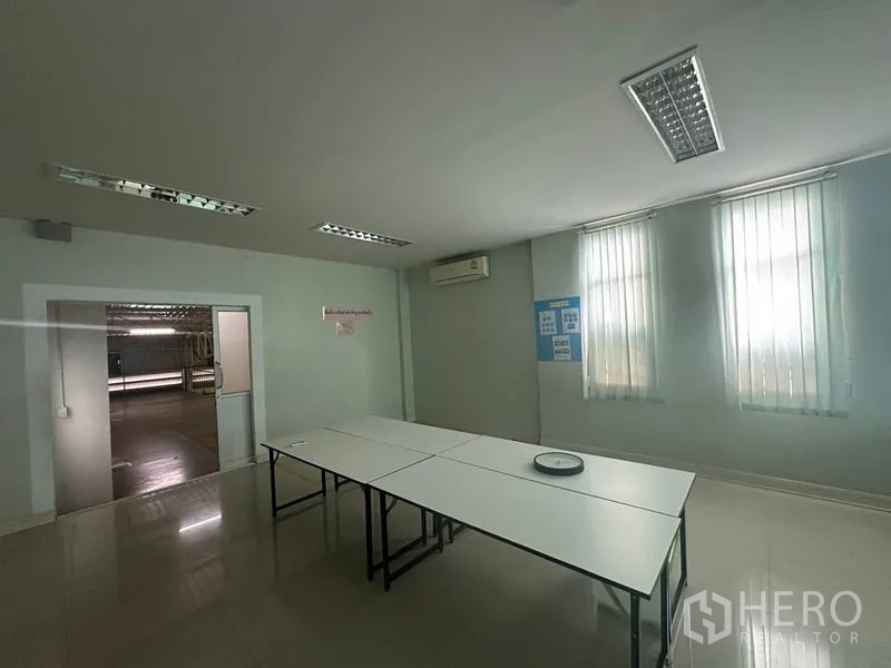 คลังสินค้า ให้เช่าหรือขายในLam Luk Ka, Pathum Thani - ห้องประชุม/เทรนนิ่ง พร้อมโต๊ะ แอร์ และม่านบังแสง