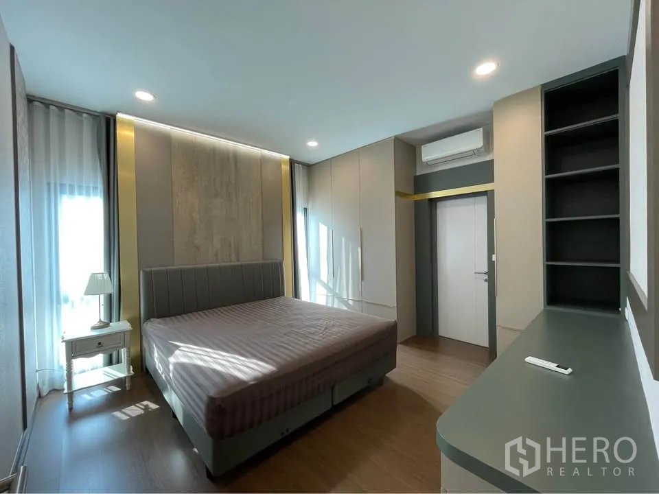 บ้านเดี่ยว for rent or sale in Bang Phli, Samut Prakan - ห้องนอนเพิ่มเติมพร้อมเตียงบุนวม ตู้เก็บของบิลท์อิน และชั้นวาง