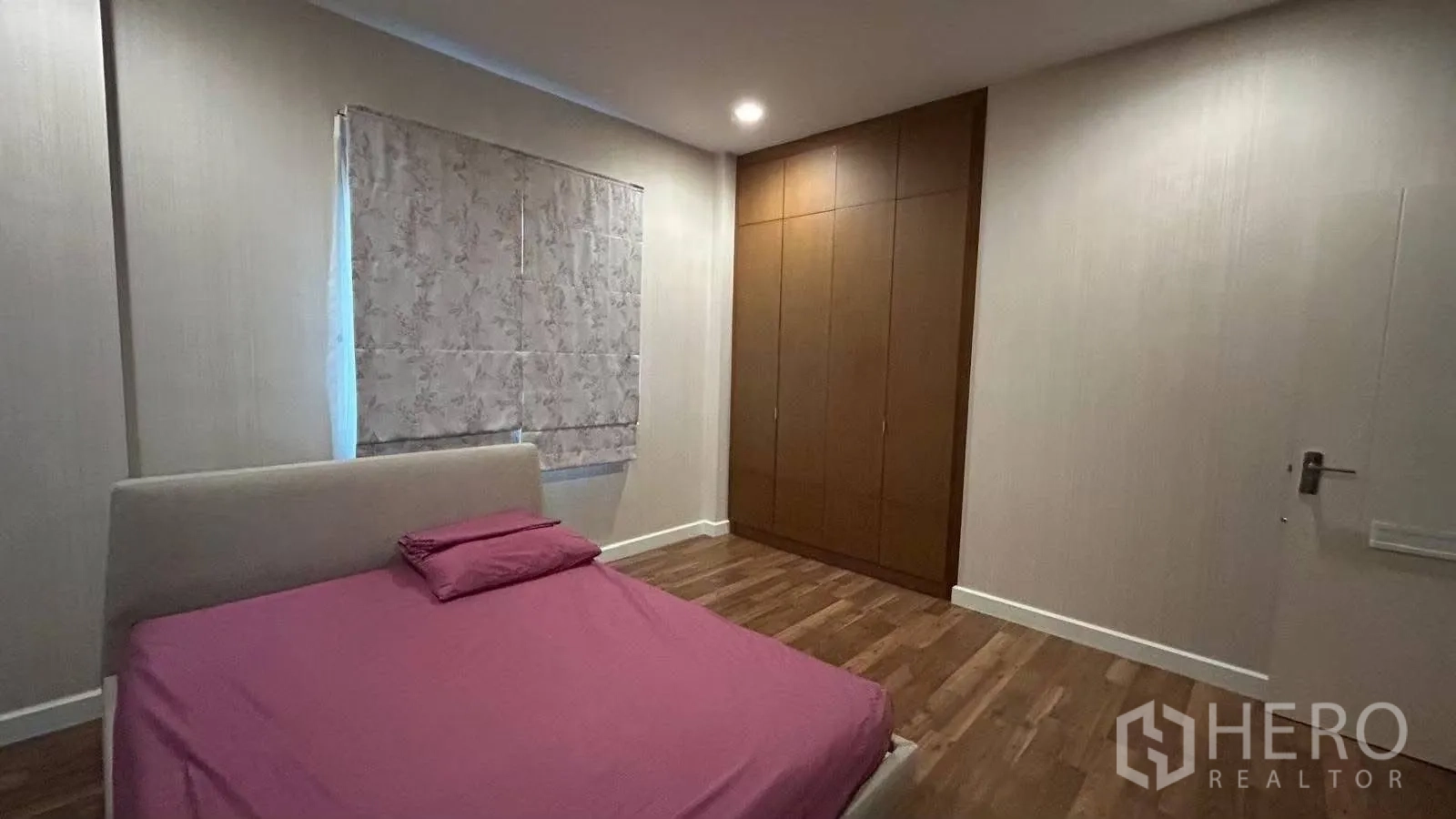 บ้านเดี่ยว for rent in Prawet, Bangkok - ห้องนอนเตียงหุ้มหนัง ผ้าม่านพับ และตู้เสื้อผ้าบิวท์อิน
