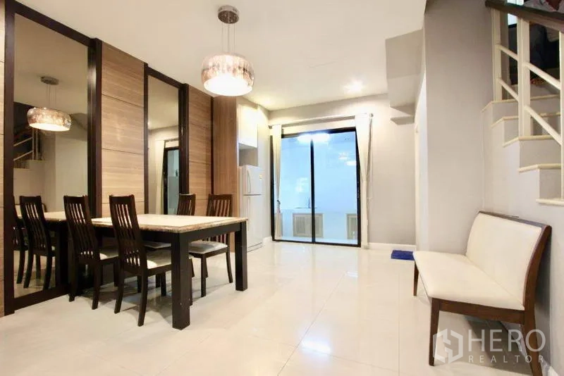 ทาวน์เฮาส์ ขายในSuan Luang, Bangkok - โซนทานอาหาร ผนังกระจกเงา โคมไฟแขวน และทางออกสู่ลานระเบียง