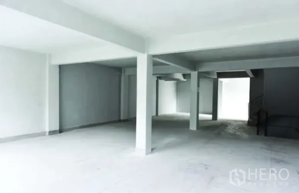 อาคารพาณิชย์ ให้เช่าในWatthana, Bangkok - พื้นชั้นกว้างโล่ง มีเสารองรับและบันไดด้านข้าง