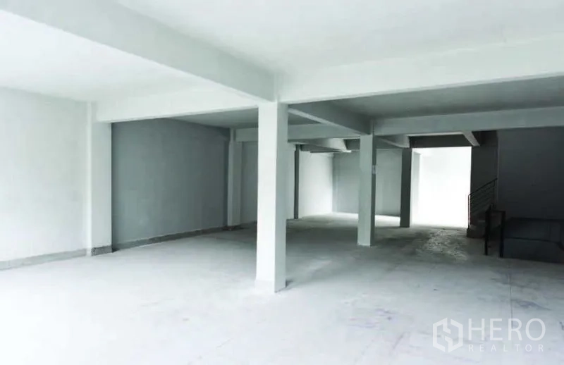 อาคารพาณิชย์ ให้เช่าในWatthana, Bangkok - พื้นชั้นกว้างโล่ง มีเสารองรับและบันไดด้านข้าง