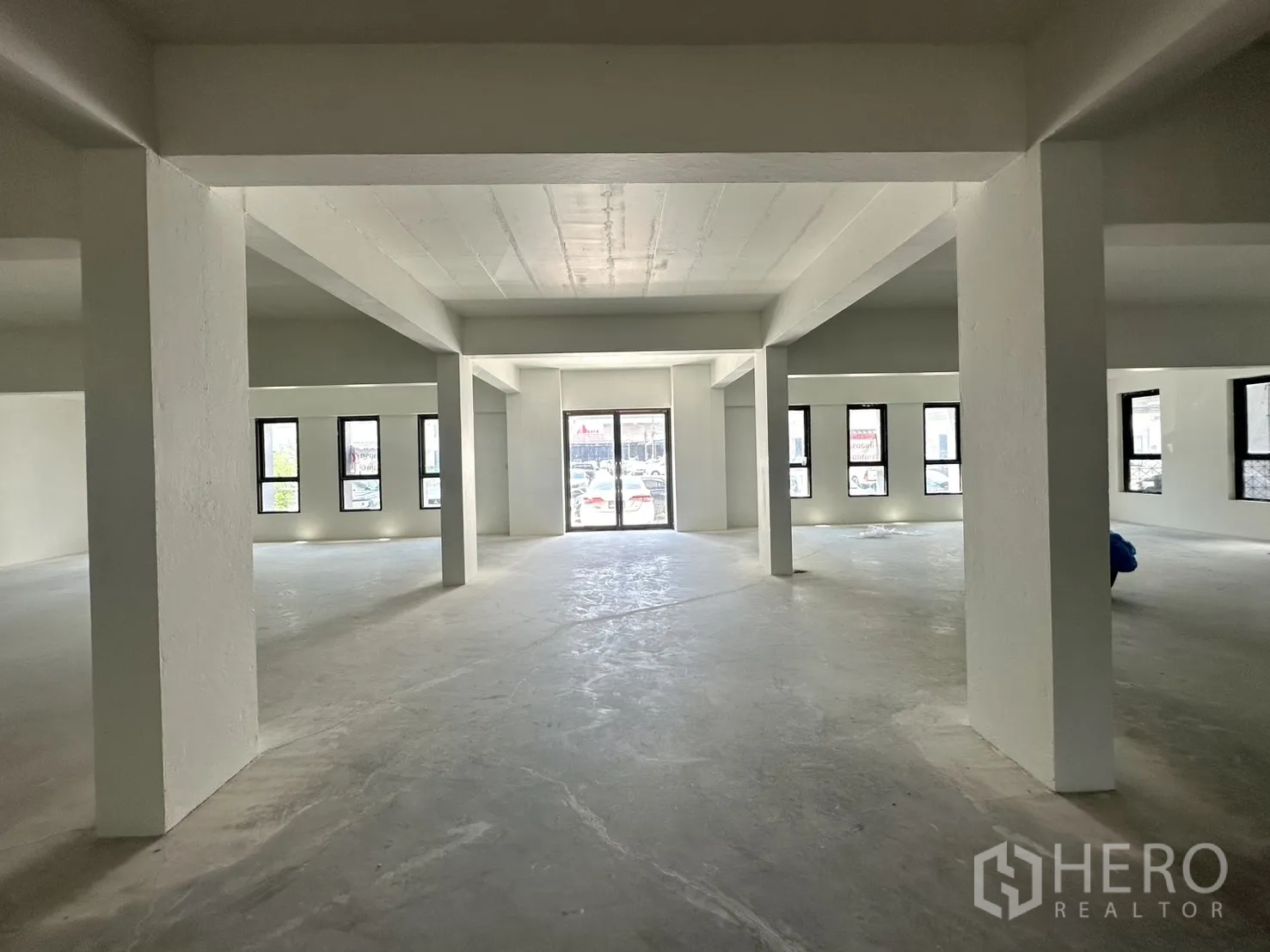 คลังสินค้า ให้เช่าในBang Phli, Samut Prakan - พื้นที่ทำงานสว่าง มีหน้าต่างหลายบานและเสากลาง