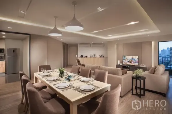 房间 出租在Khlong Toei, Bangkok - 当代风客餐区，面向阳台与城市天际线，顶面嵌灯营造温馨氛围。