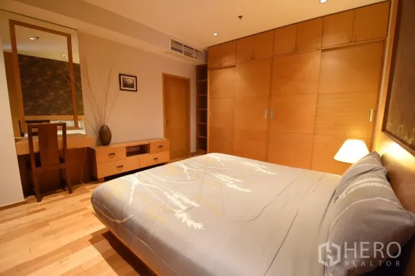 คอนโด ให้เช่าในKhlong Toei, Bangkok - ห้องนอนโทนอบอุ่น ตู้เสื้อผ้าบิวท์อิน โต๊ะเครื่องแป้ง และพื้นไม้