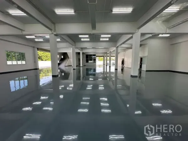 คลังสินค้า ให้เช่าในMueang Samut Prakan, Samut Prakan - พื้นที่โกดังพื้นอีพ็อกซี่เงา เพดานสูง เสา และไฟ LED สว่าง