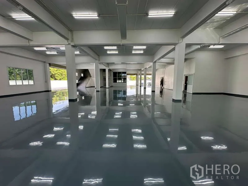 คลังสินค้า ให้เช่าในMueang Samut Prakan, Samut Prakan - พื้นที่โกดังพื้นอีพ็อกซี่เงา เพดานสูง เสา และไฟ LED สว่าง