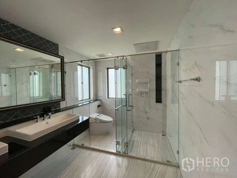 บ้าน ให้เช่าหรือขายในLat Krabang, Bangkok - ห้องน้ำพร้อมตู้ shower กระจกแบบเรนชาวเวอร์ อ่างล้างหน้าแบบคู่ และผนังลายหินอ่อน