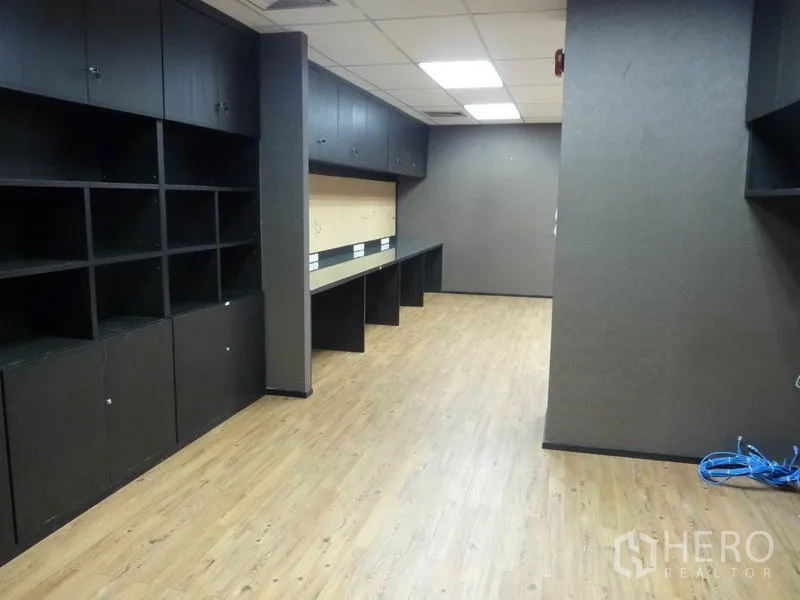 สำนักงาน ให้เช่าในWatthana, Bangkok - ห้องทำงานพร้อมชั้นวางแบบเปิดสีดำ โต๊ะยาวบิวท์อิน และพื้นไม้