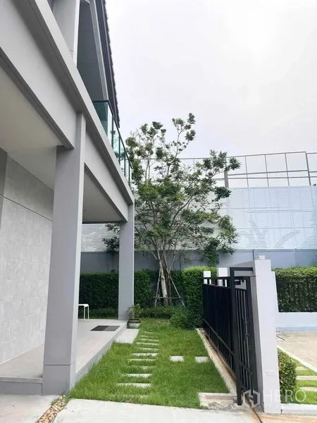 บ้าน ขายในBang Kruai, Nonthaburi - สวนข้างบ้านสนามหญ้า ทางเดินแผ่นทางเท้า ต้นไม้ใหญ่ และรั้วกันความเป็นส่วนตัวติดชานบ้าน