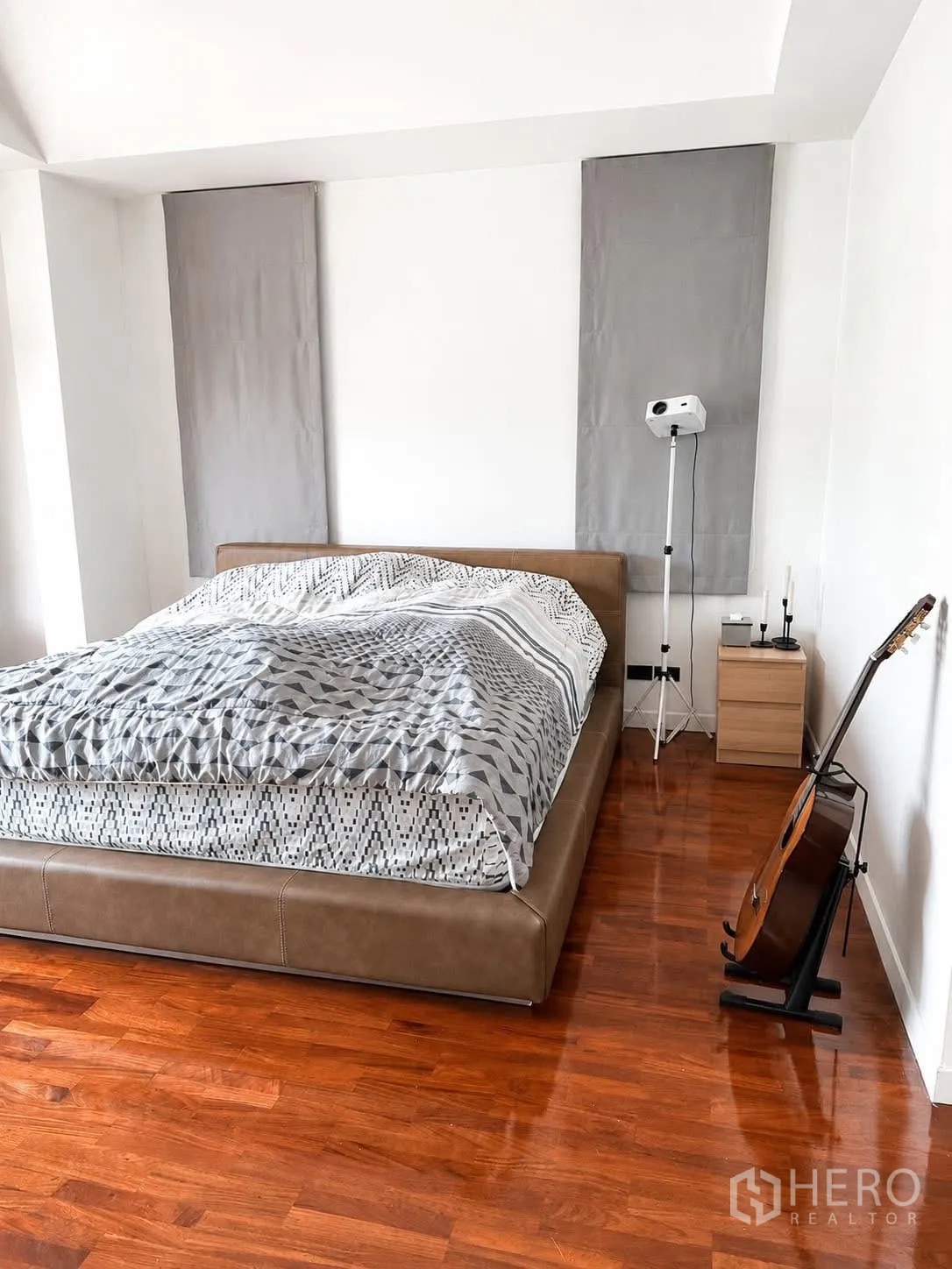 บ้านเดี่ยว for rent in Prawet, Bangkok - ห้องนอนสไตล์มินิมอล เตียงฐานต่ำ กีตาร์ และพื้นไม้ขัดเงา