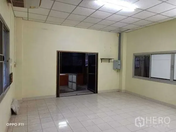 คลังสินค้า ให้เช่าหรือขายในMueang Samut Sakhon, Samut Sakhon - ห้องออฟฟิศหรือแอดมิน ปูกระเบื้อง ประตูกระจกบานเลื่อนและหน้าต่าง