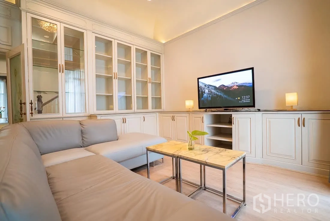 联排别墅 for rent in Yan Nawa, Bangkok - 客厅配L型沙发、大理石茶几与整墙储物柜。
