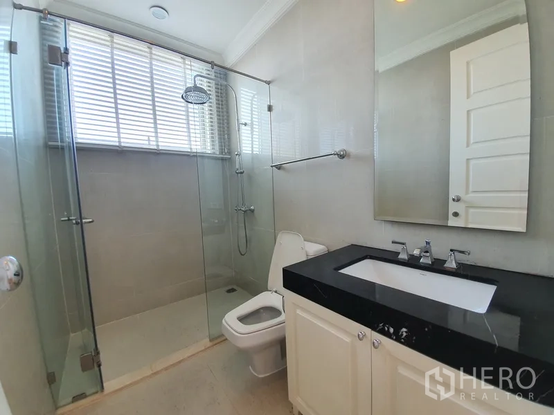 คอนโด ให้เช่าในWatthana, Bangkok - ห้องนอนอีกห้อง โทนอบอุ่น พื้นไม้ หน้าต่างบานใหญ่ วิวสกายไลน์