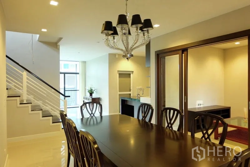 บ้าน ให้เช่าในPrawet, Bangkok - พื้นที่รับประทานอาหาร โคมระย้า เชื่อมต่อครัวและประตูบานเลื่อน