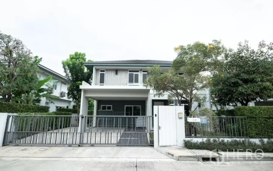 Detached House for rent or sale in Prawet, Bangkok - Modern two-storey detached house facade with gated driveway and covered carport in Prawet.