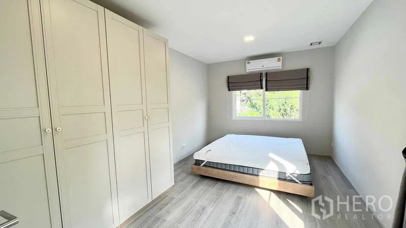Detached House for rent or sale in Prawet, Bangkok - Second bedroom with built-in wardrobes, large window and air-conditioner.