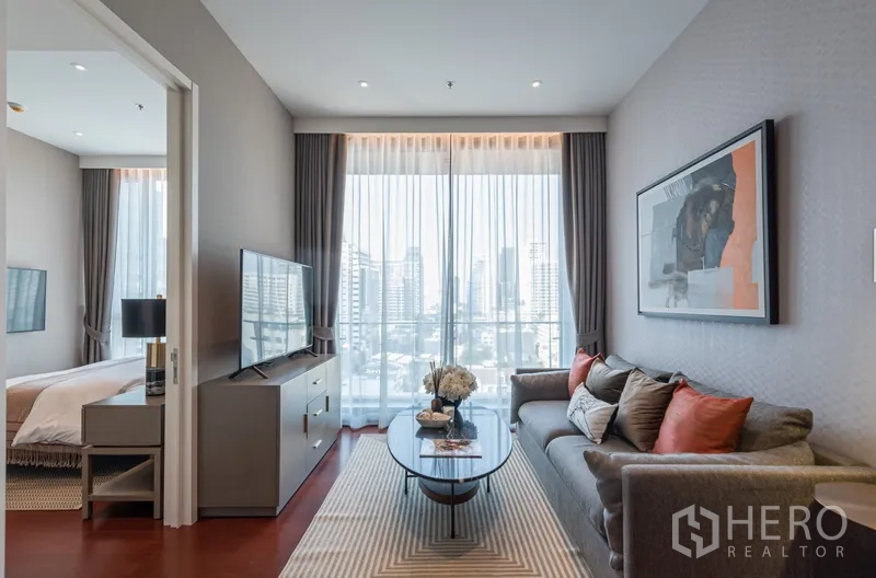 คอนโด ขายในWatthana, Bangkok - ห้องนั่งเล่นอบอุ่นพร้อมโซฟา ตู้วางทีวี และผ้าม่านสูง มองเห็นสกายไลน์กรุงเทพฯ