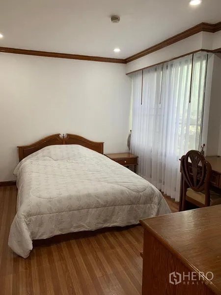 คอนโด ให้เช่าในWatthana, Bangkok - ห้องนอนที่สองพร้อมโต๊ะทำงาน ตู้เสื้อผ้า และหน้าต่างบานใหญ่กับผ้าม่านโปร่ง ที่ Liberty Park 1 วัฒนา