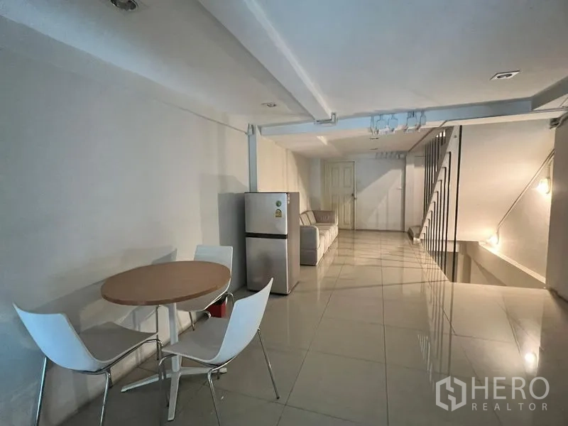 อาคารพาณิชย์ ให้เช่าในWatthana, Bangkok - พื้นที่ชั้นบน มีโต๊ะกินข้าว ตู้เย็น และราวกันตกบันได