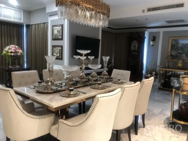 คอนโด ขายในWatthana, Bangkok - ห้องรับประทานอาหารสไตล์คลาสสิก โต๊ะหินอ่อน เก้าอี้บุกำมะหยี่ โคมระย้าคริสตัล และพื้นหินอ่อนในคอนโดหรู