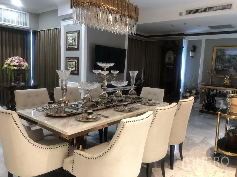 คอนโด ขายในWatthana, Bangkok - ห้องรับประทานอาหารสไตล์คลาสสิก โต๊ะหินอ่อน เก้าอี้บุกำมะหยี่ โคมระย้าคริสตัล และพื้นหินอ่อนในคอนโดหรู