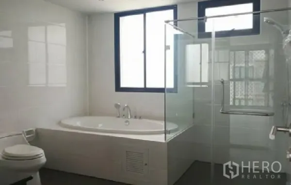 ทาวน์เฮาส์ ให้เช่าในYan Nawa, Bangkok - ห้องน้ำสว่าง พร้อมอ่างอาบน้ำมุม ตู้อาบน้ำกระจก และหน้าต่างรับแสงธรรมชาติ