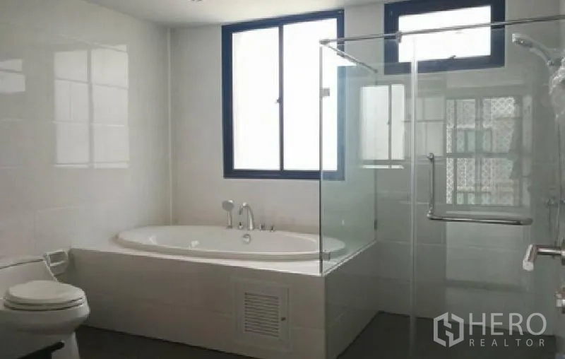 ทาวน์เฮาส์ ให้เช่าในYan Nawa, Bangkok - ห้องน้ำสว่าง พร้อมอ่างอาบน้ำมุม ตู้อาบน้ำกระจก และหน้าต่างรับแสงธรรมชาติ