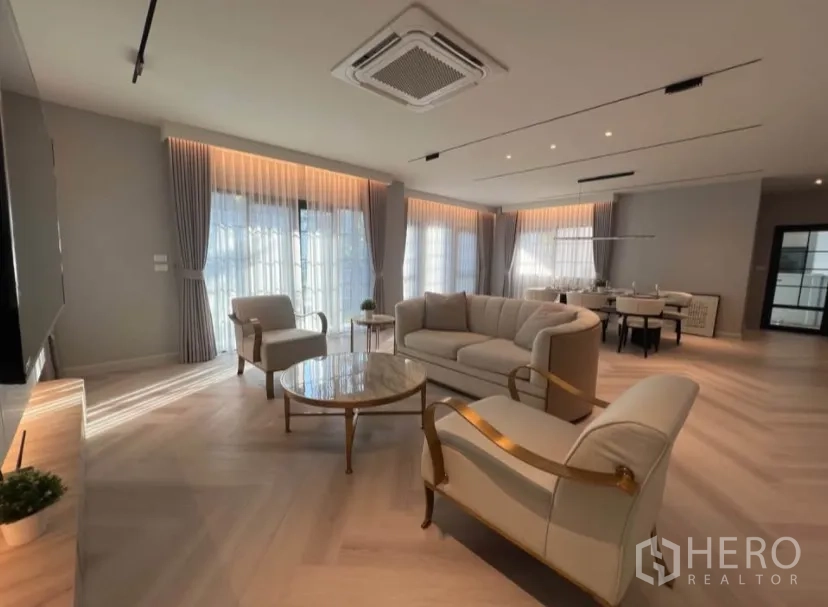 Detached House for rent in Bang Phli, Samut Prakan - Wide view of open-plan living and dining with floor-to-ceiling windows and cassette air-conditioning.