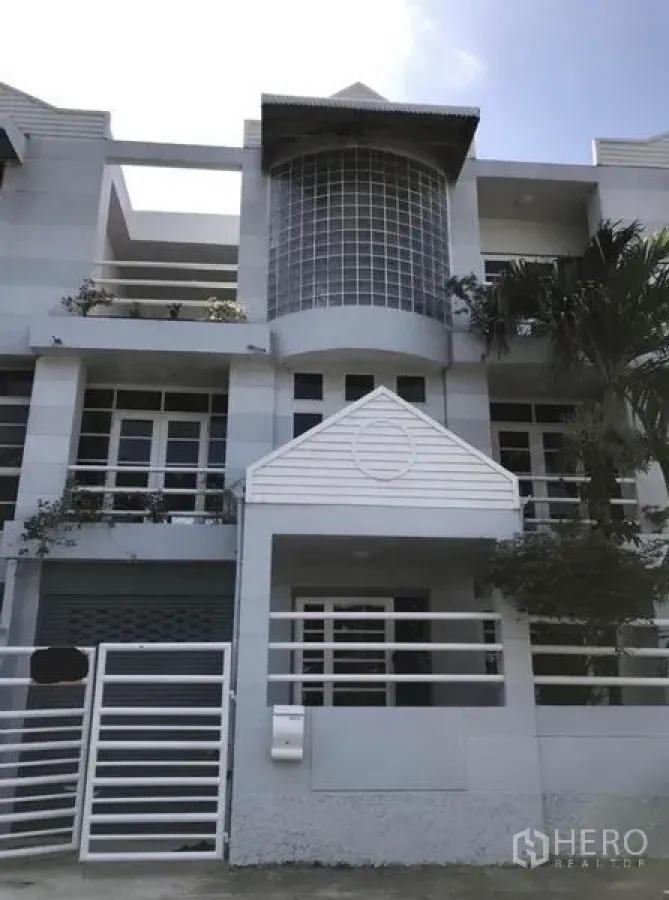 ทาวน์เฮาส์ ให้เช่าในSuan Luang, Bangkok - ด้านหน้าทาวน์เฮ้าส์สูง 3 ชั้น สไตล์โมเดิร์น มีผนังกระจกบล็อก ระเบียง และราวสีขาว