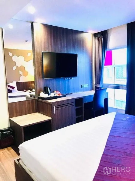 店屋 出租在Watthana, Bangkok - 客房配电视柜、书桌与采光良好窗户