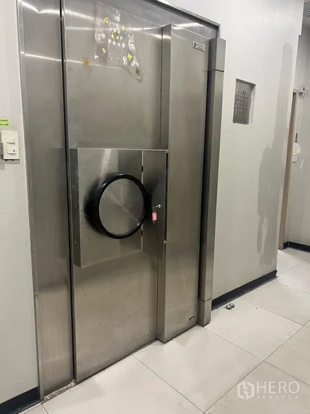 Shophouse for rent in Samphanthawong, Bangkok - Built-in stainless steel vault door providing secure storage room.