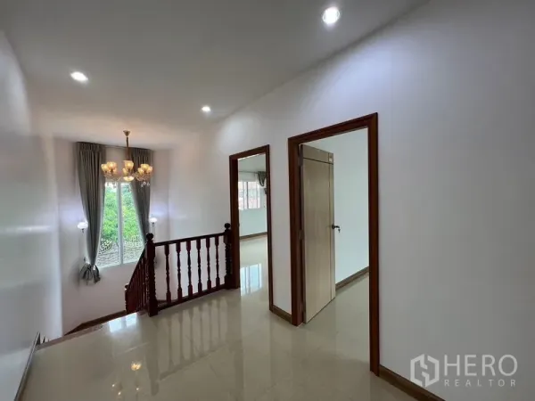 บ้าน ขายในMin Buri, Bangkok - โถงชั้นบนพร้อมโคมระย้าและบันไดไม้