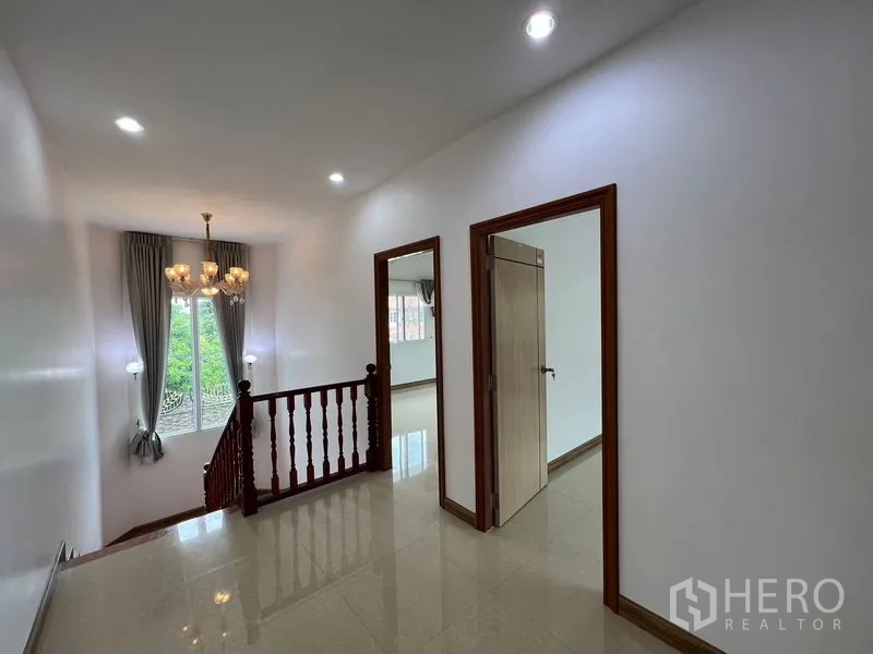 บ้าน ขายในMin Buri, Bangkok - โถงชั้นบนพร้อมโคมระย้าและบันไดไม้