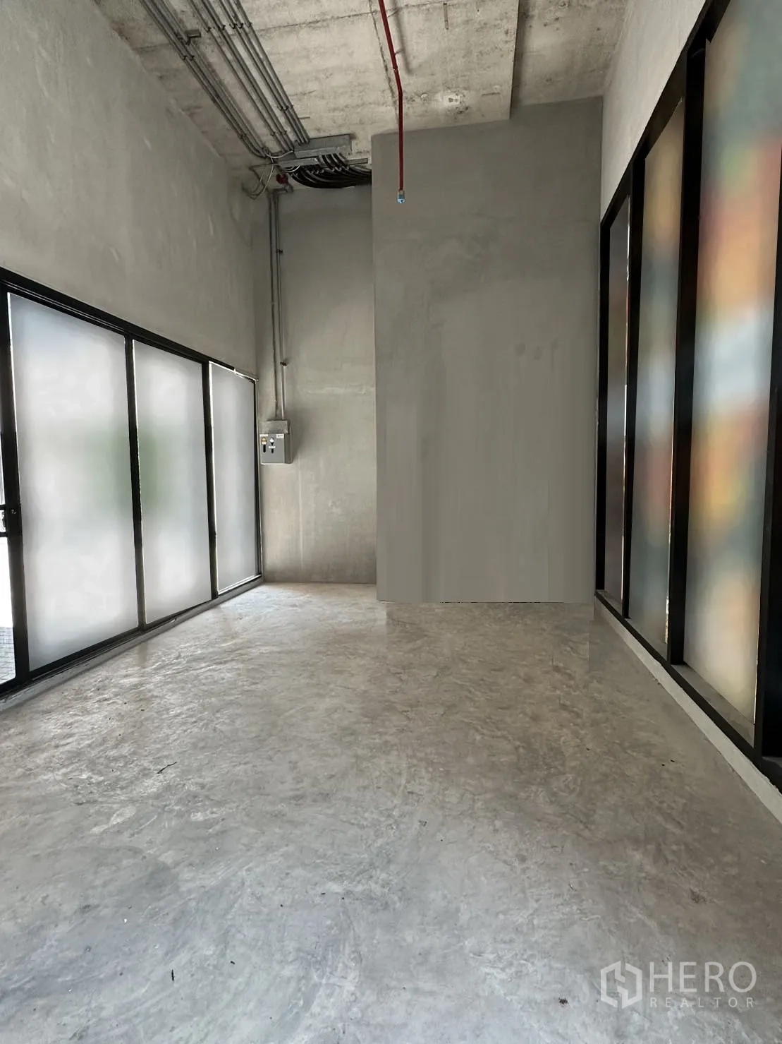 พื้นที่ขายปลีก ให้เช่าในKhlong Toei, Bangkok - ห้องทรงลึกพร้อมกระจกหน้าร้านแบบฝ้าและท่อเดินระบบบนเพดานสูง