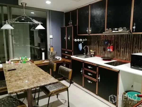 คอนโด ให้เช่าหรือขายในBang Kho Laem, Bangkok - มุมครัวใกล้ๆ โชว์ตู้บิวท์อิน ซิงก์ เตาไฟฟ้า และโต๊ะหิน