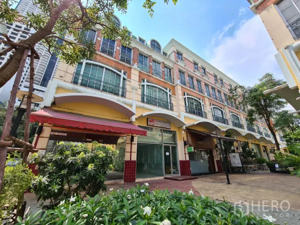 店屋 出租或出售在Sathon, Bangkok - 砖与米色立面的一排店屋，拱形雨篷与一层玻璃门面，临绿化步道。