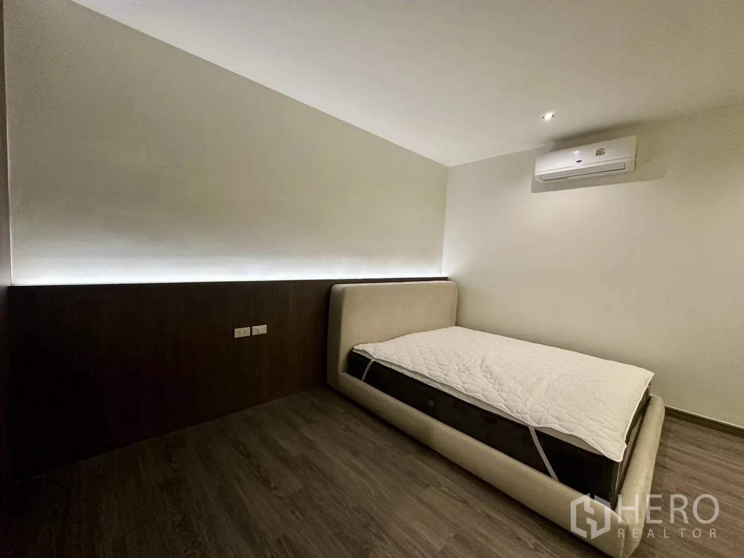 สำนักงานที่บ้าน ให้เช่าในPhra Khanong, Bangkok - ห้องนอนเตียงบุผ้า ผนังลายไม้ และเครื่องปรับอากาศ